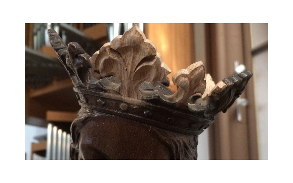Die Krone der Maria in der Verkündigungsszene mit neuen Zacken - kunstvoll von Hand eingeschnitzt.