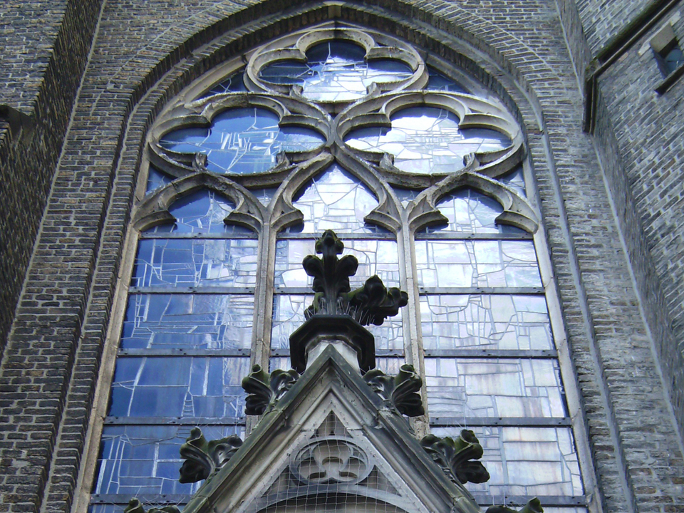 Ansicht blaues Westfenster vor der Restaurierung
