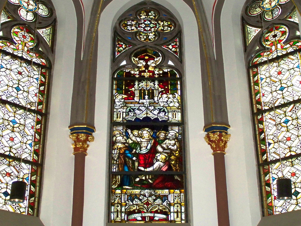 Das Fensterprospekt im Chor der Kapelle nach der Restauration.