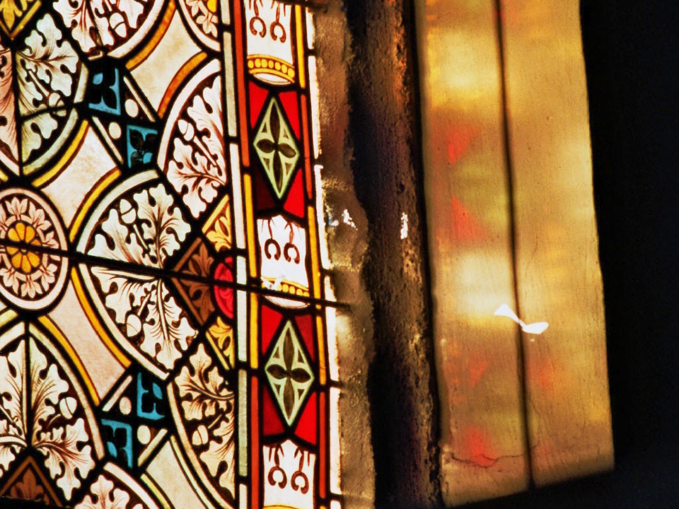 Fenster in der Kapelle vor der Restaurierung: Der Westwind drückte die in Blei gefassten Fenster nach innen, so dass sie brachen und bei Regen Wasser innen an den Wänden herunterfloß.