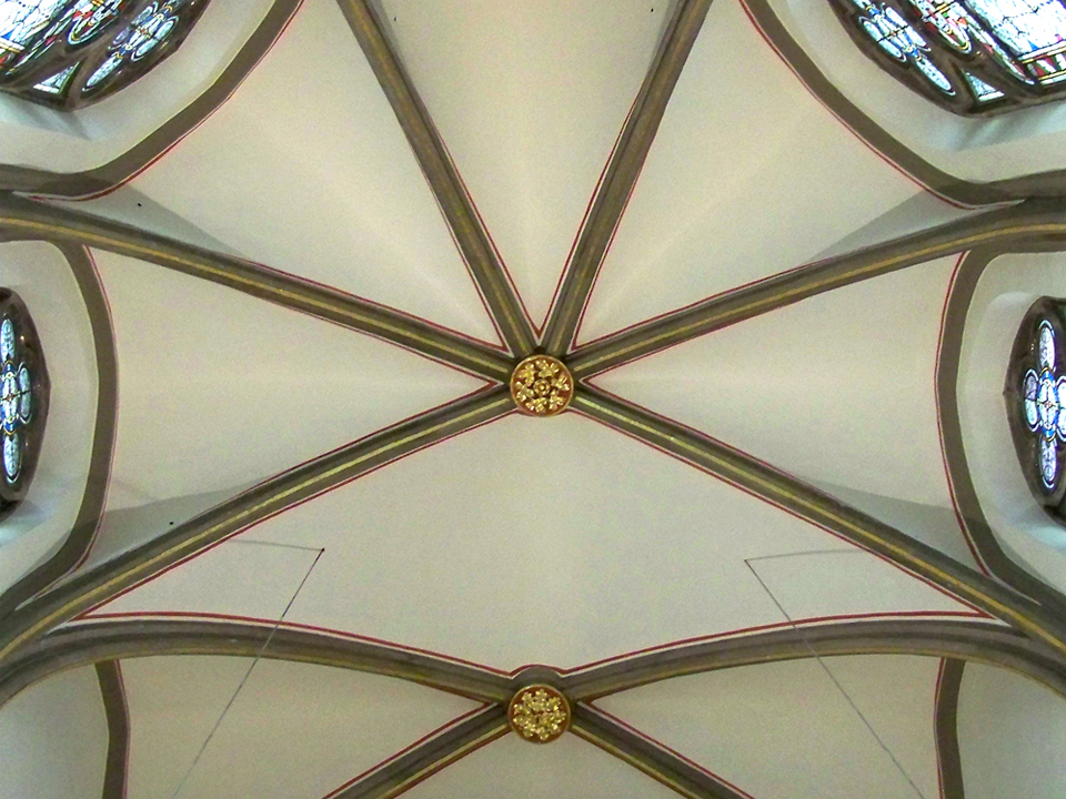 Die Kreuzrippen des Gewölbes erhielten einen Mittelstrich in Gold und neue rote Begleitstriche.