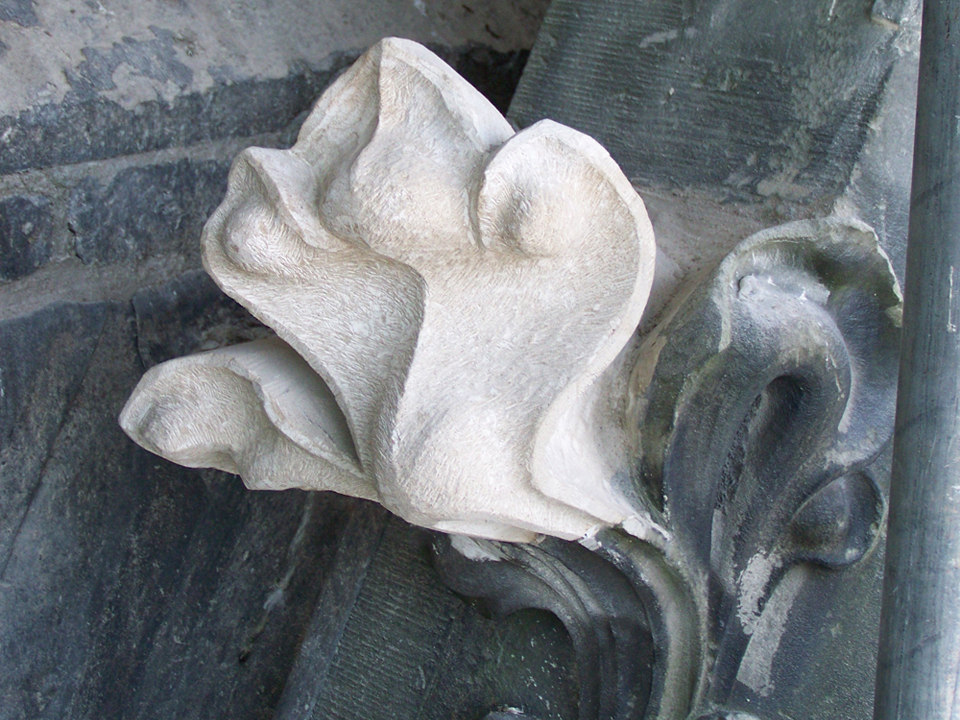 Detailansicht einer aus Sandstein neu gefertigten so genannten Krabbe.