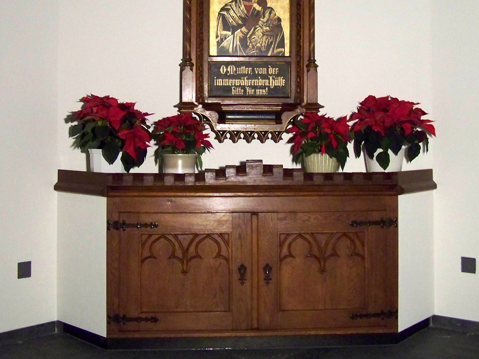 Das Marienbild wurde im Chor der Kapelle neu platziert und erhielt einen Unterbau aus Teilen der alten Sakristeimöblierung.